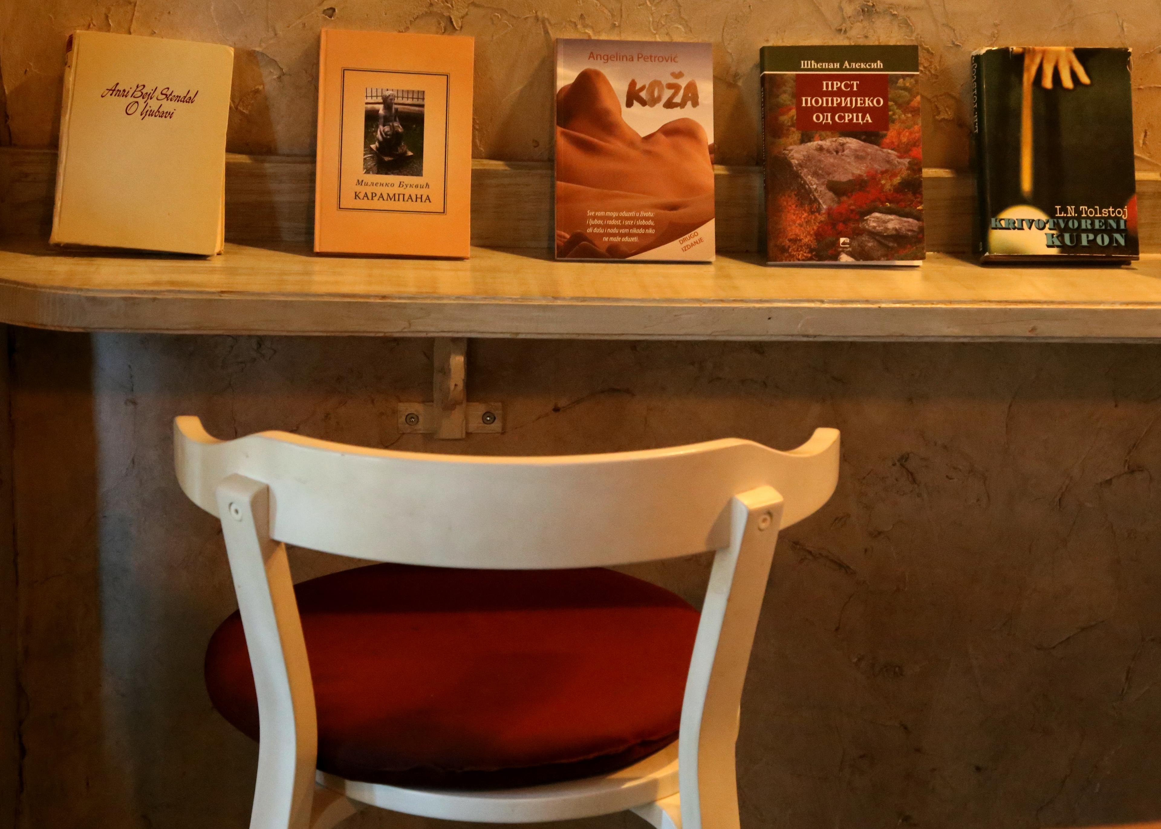 U trebinjskom kafe-baru “Poeta” ostavljeno nekoliko popularnih naslova - Avaz