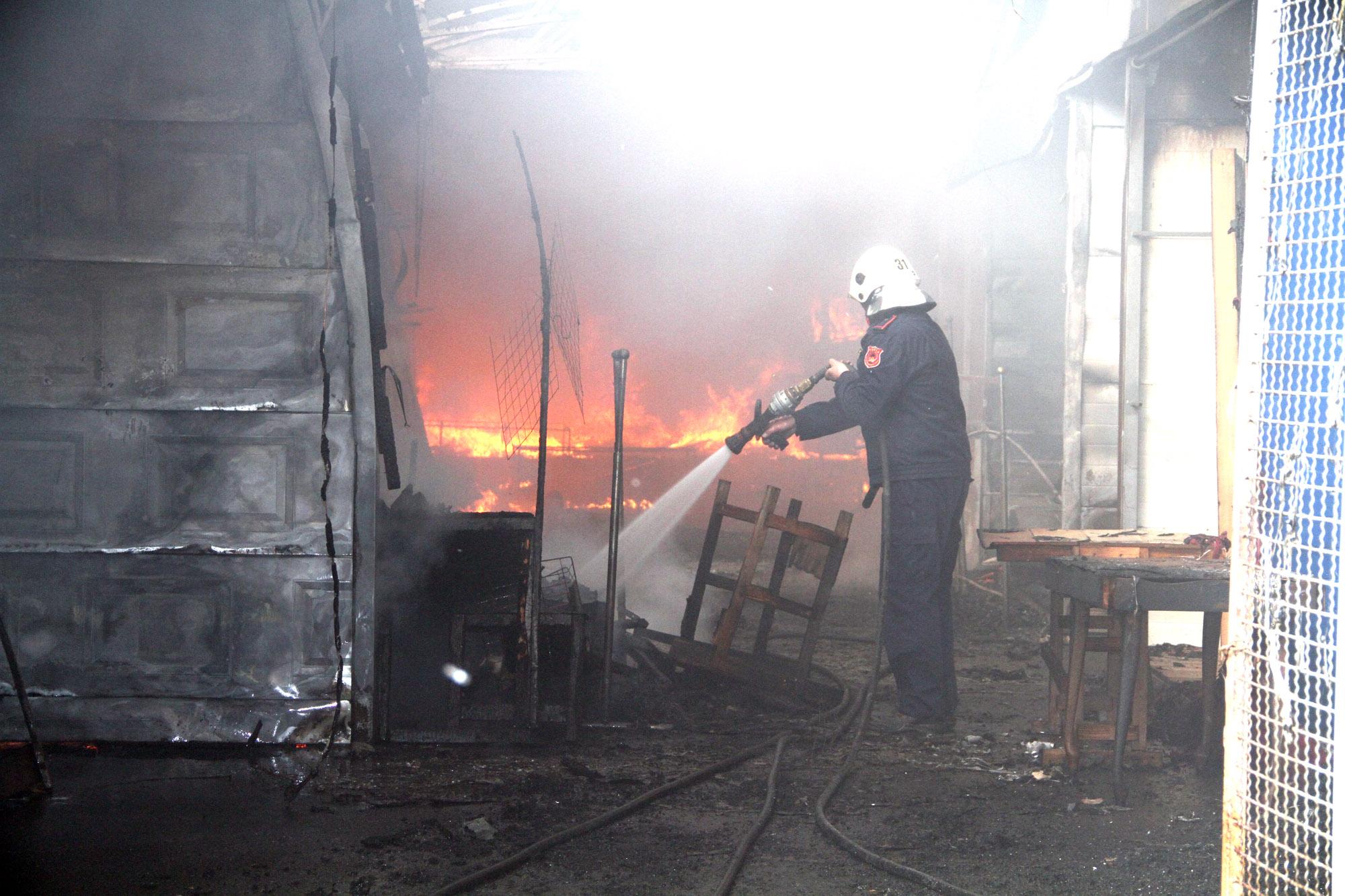 Požar na Gradskoj pijaci u Tuzli - Avaz