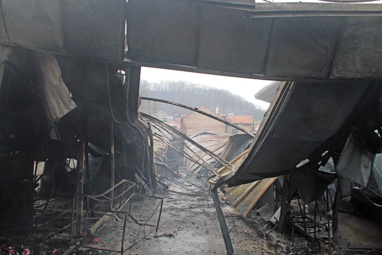Nakon što je ugašen požar Gradskoj pijaci u Tuzli - Avaz