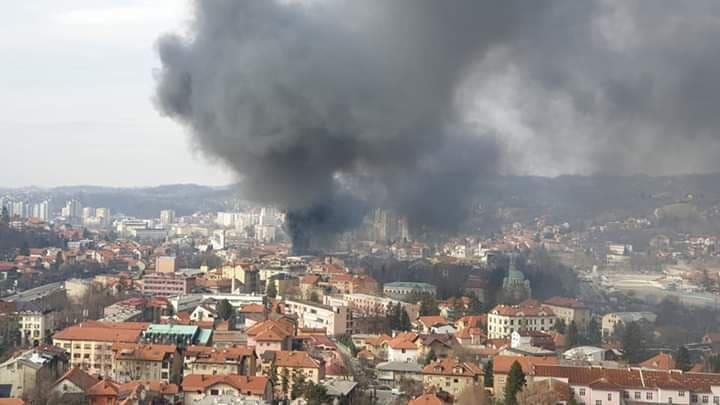 Požar na Gradskoj pijaci u Tuzli - Avaz