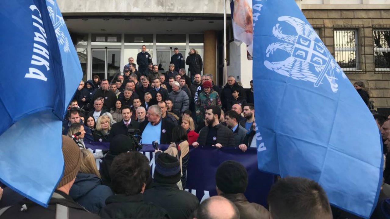 Beograd: Šešelj s pristalicama ispred Višeg suda - Avaz