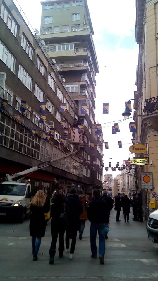 Zastave BiH postavljene u ulici Ferhadija - Avaz