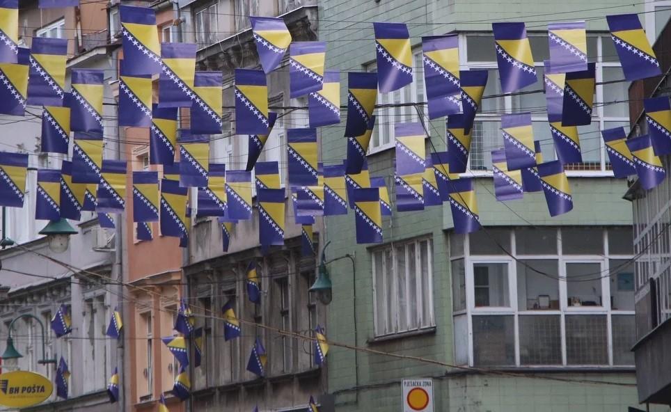 Više od hiljadu državnih zastavica krasi šetališta u glavnom gradu Bosne i Hercegovine