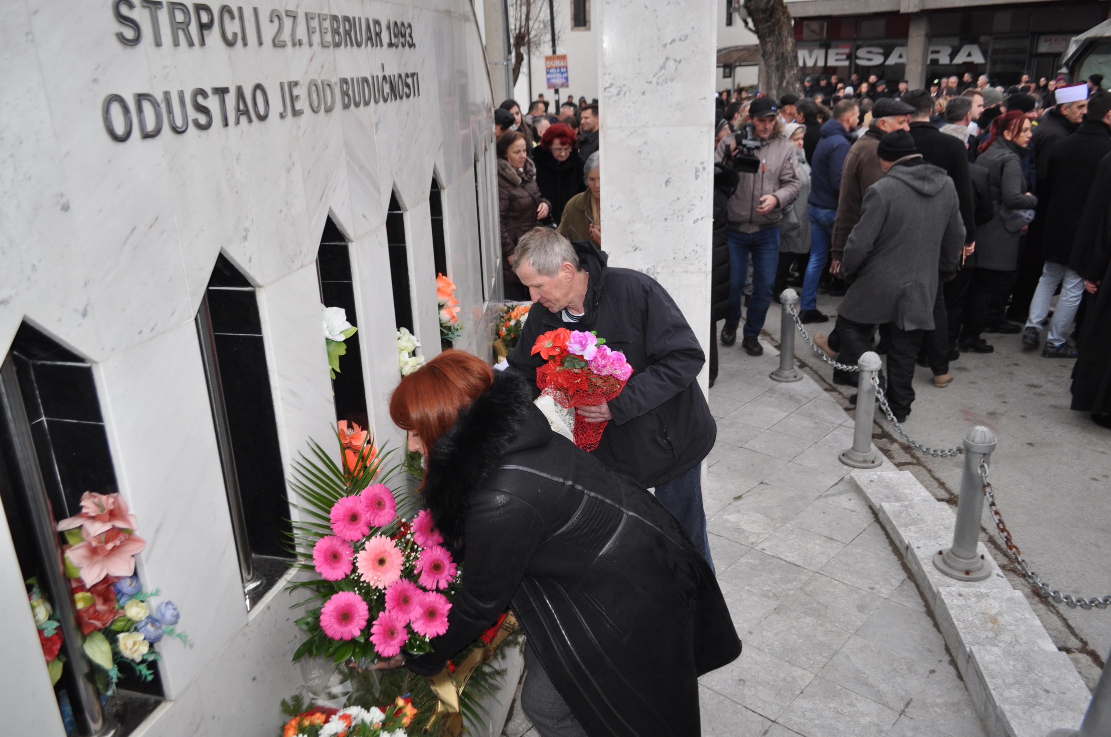 Položeno cvijeće u znak sjećanja na žrtve - Avaz