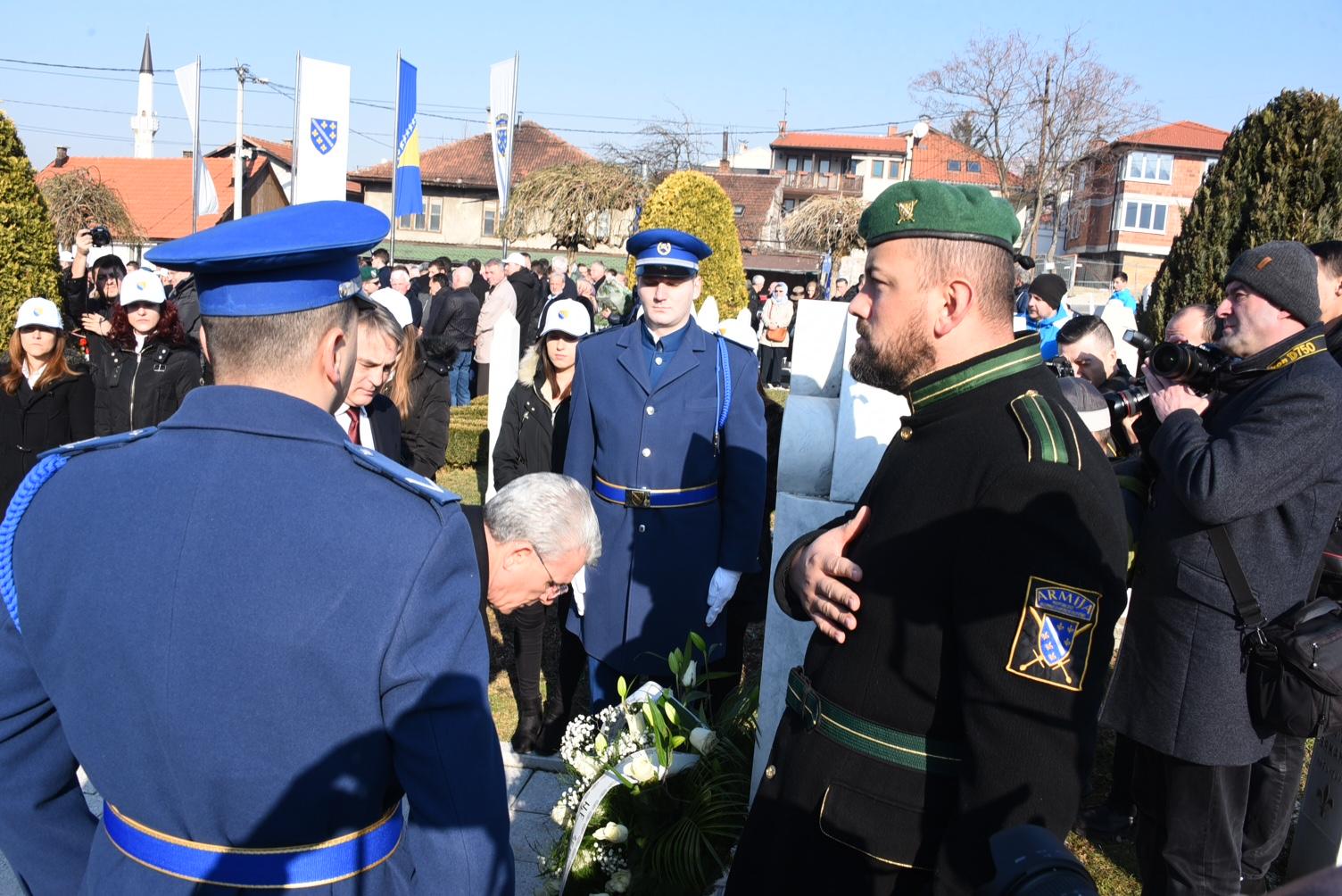 Položeno cvijeće na mezarju Kovači povodom Dana nezavisnosti - Avaz