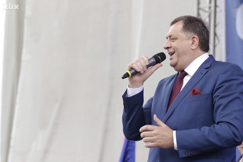 Dodik: Voli da zapjeva u javnosti - Avaz