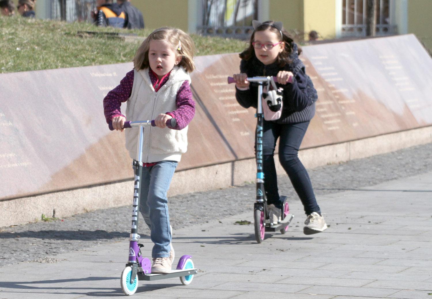 Mališani na ulicama Tuzle - Avaz