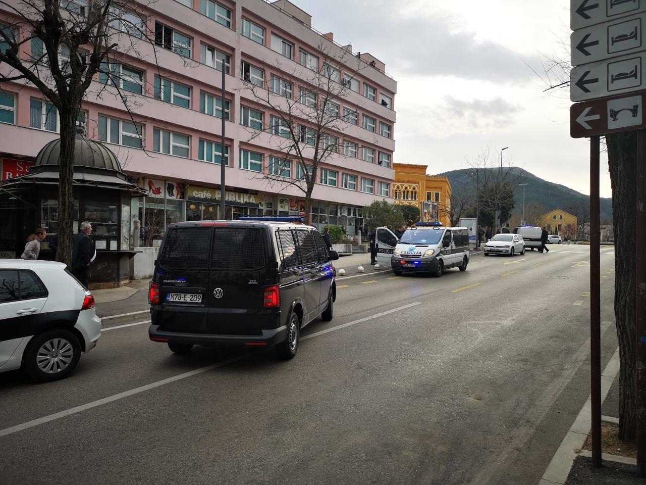 Drama u Mostaru: Naoružani pljačkaši upali u banku, policija ih savladala