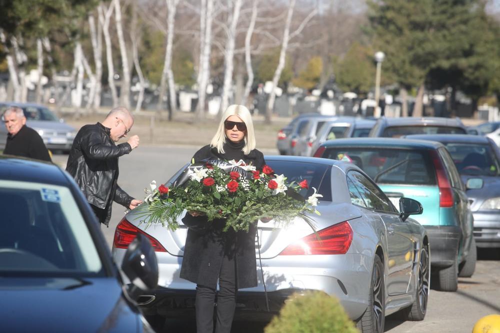 Dara Bubamara je stigla na sahranu - Avaz