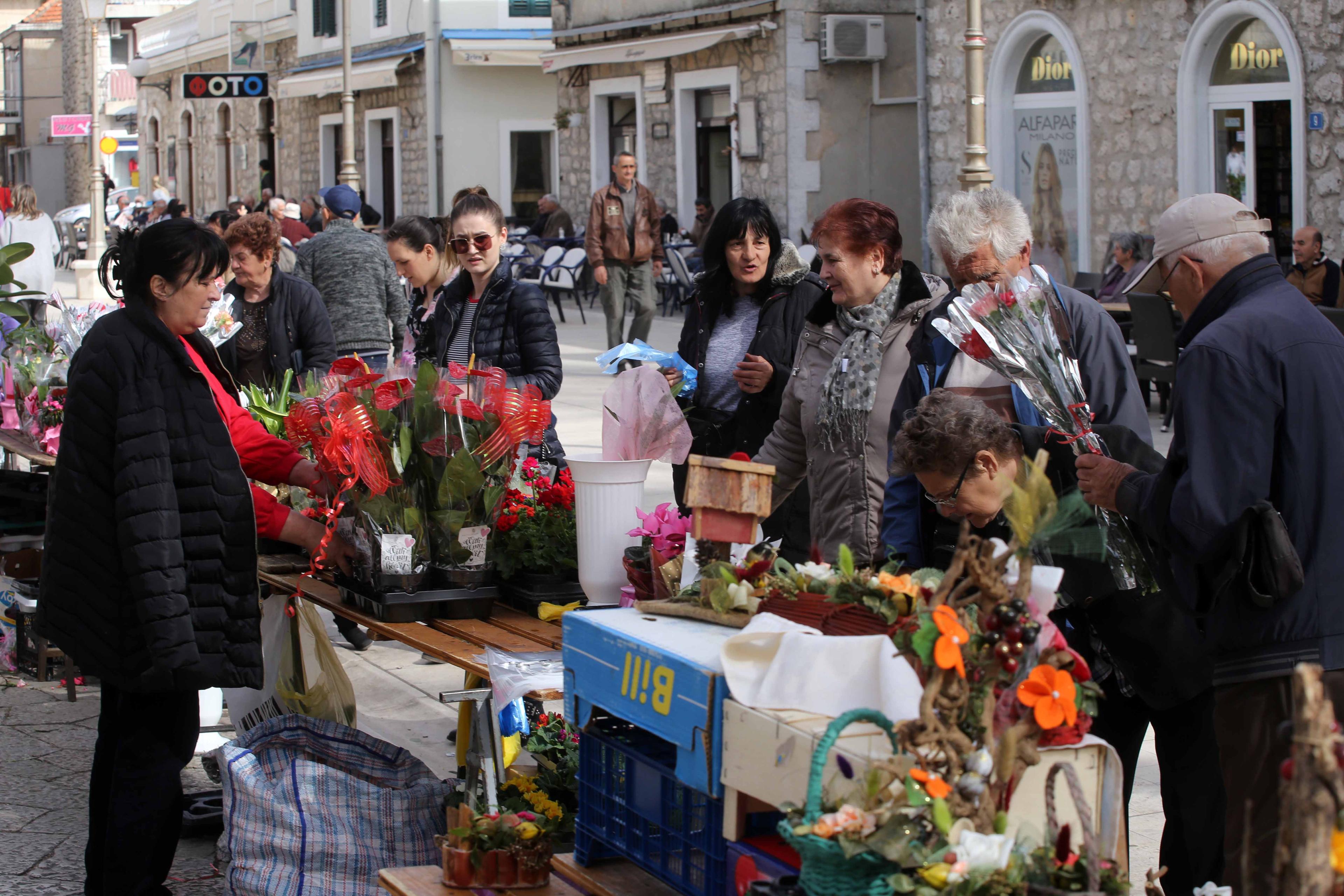 Ulice Trebinja za 8. mart prepune uličnih prodavača cvijeća i suvenira - Avaz