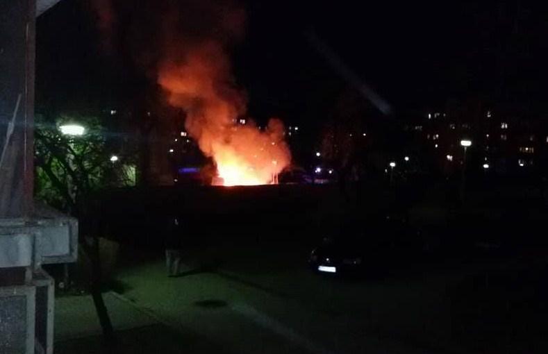 Požar zahvatio tri automobila na Dobrinji