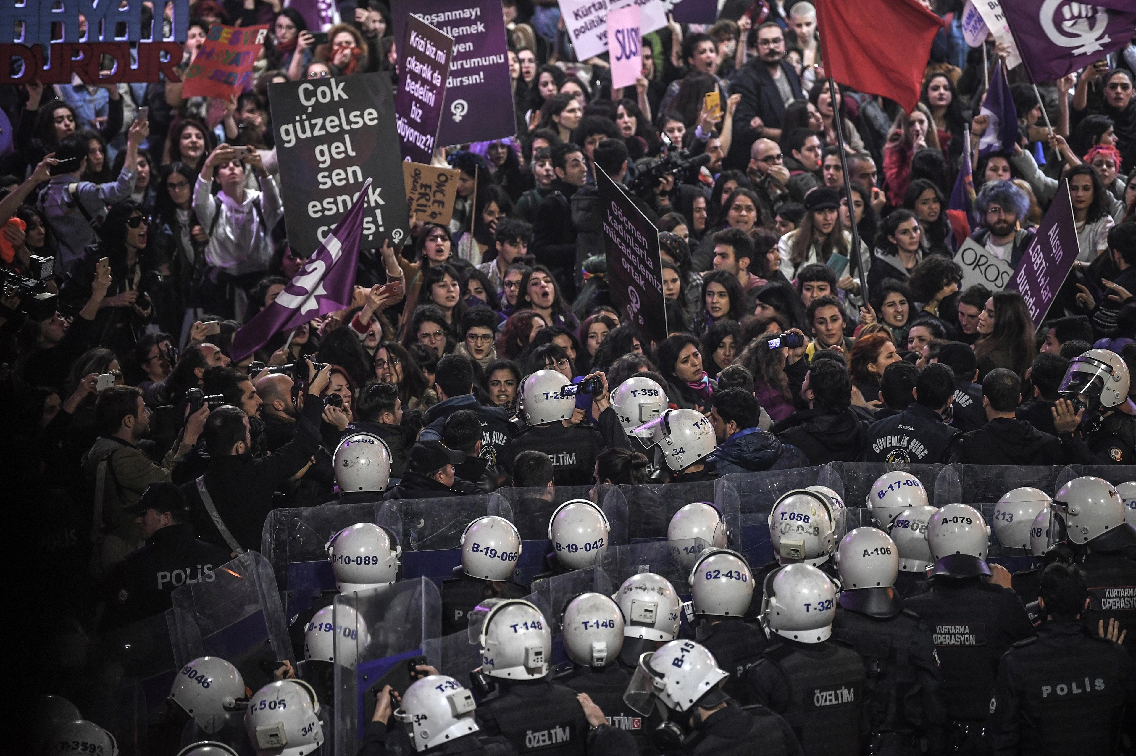 Istanbul: Marš žena razbila policija - Avaz