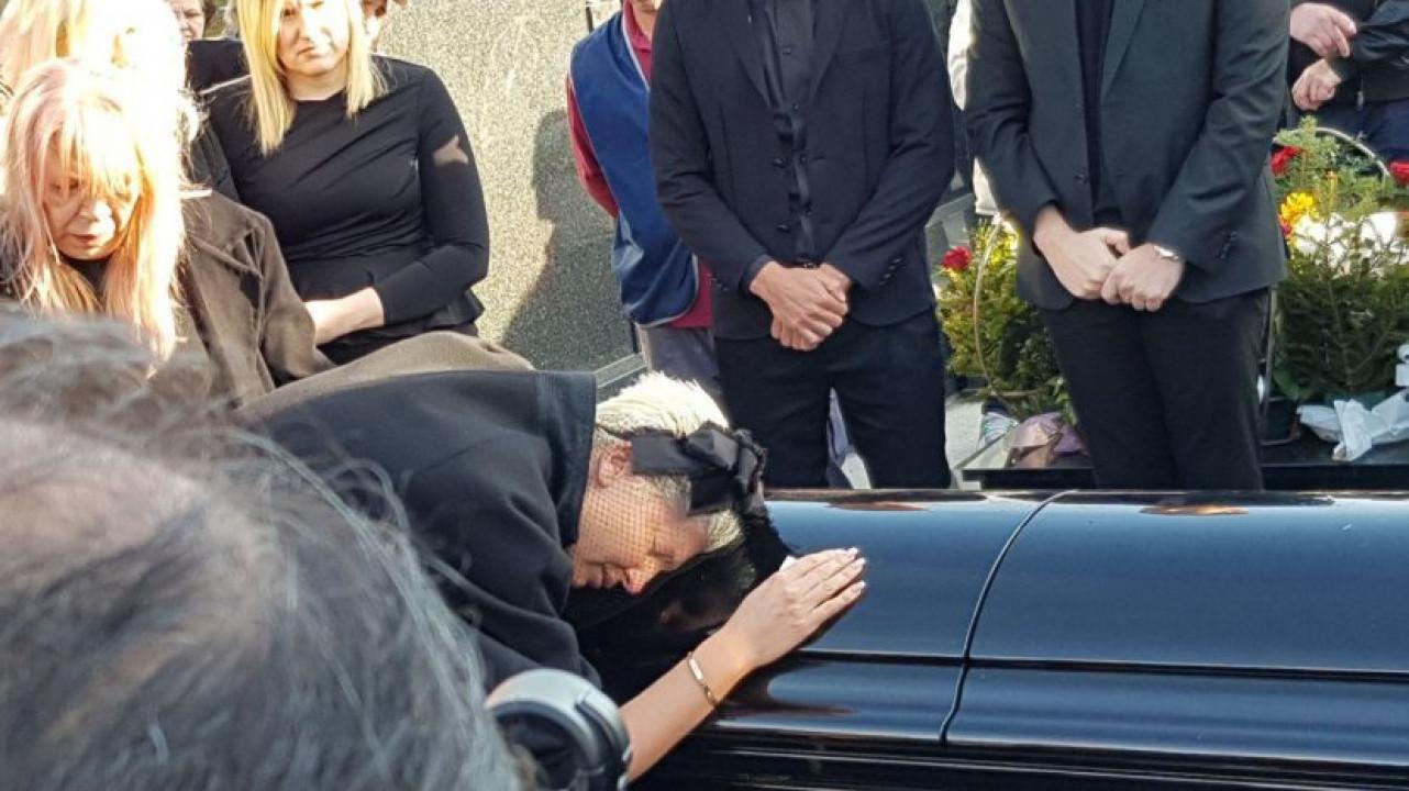 Jelena Karleuša na sahrani svoje majke - Avaz