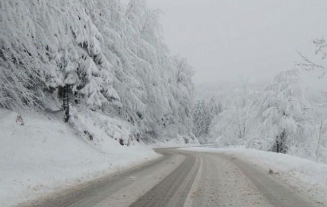Zbog snijega obustavljen saobraćaj za teretna vozila na putu Sarajevo - Rogatica