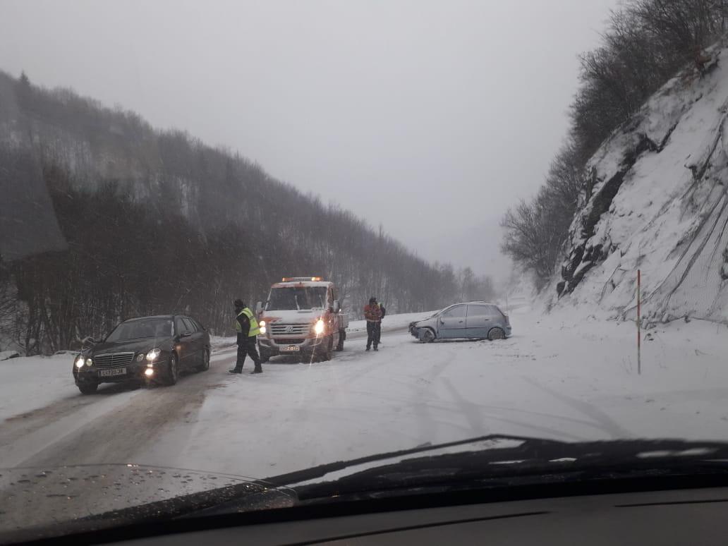 Novi snijeg stvara probleme vozačima: Automobil proklizao na lokalitetu Rostova