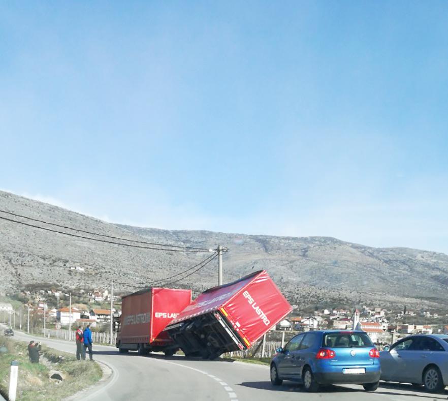 Na putu Mostar - Nevesinje: Bura prevrnula prikolicu kamiona