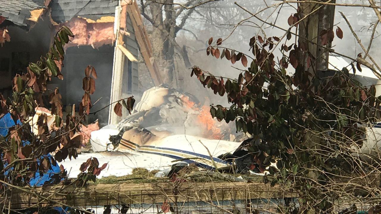 Avion se srušio na kuću - Avaz