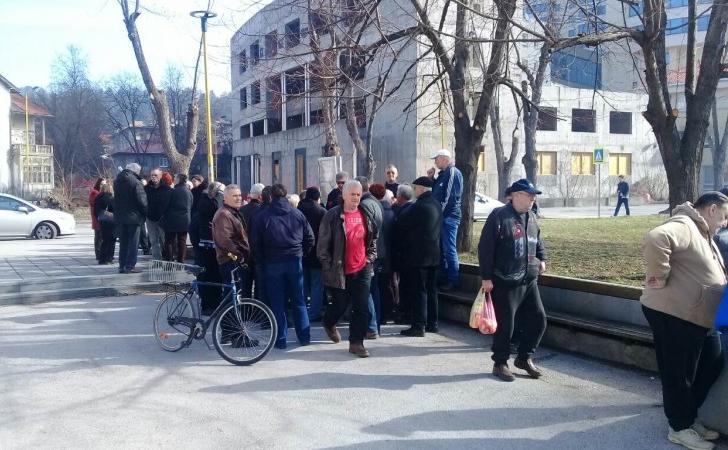 Protesti radnika pred zgradom pravosudnih institucija u Tuzli