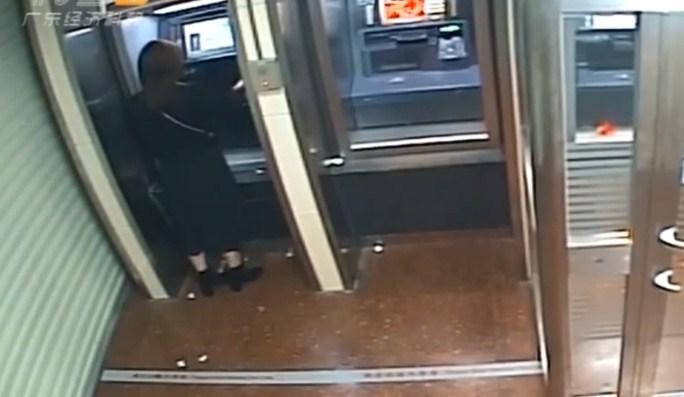 Pljačkao ženu na bankomatu pa odustao kad joj je vidio stanje računa