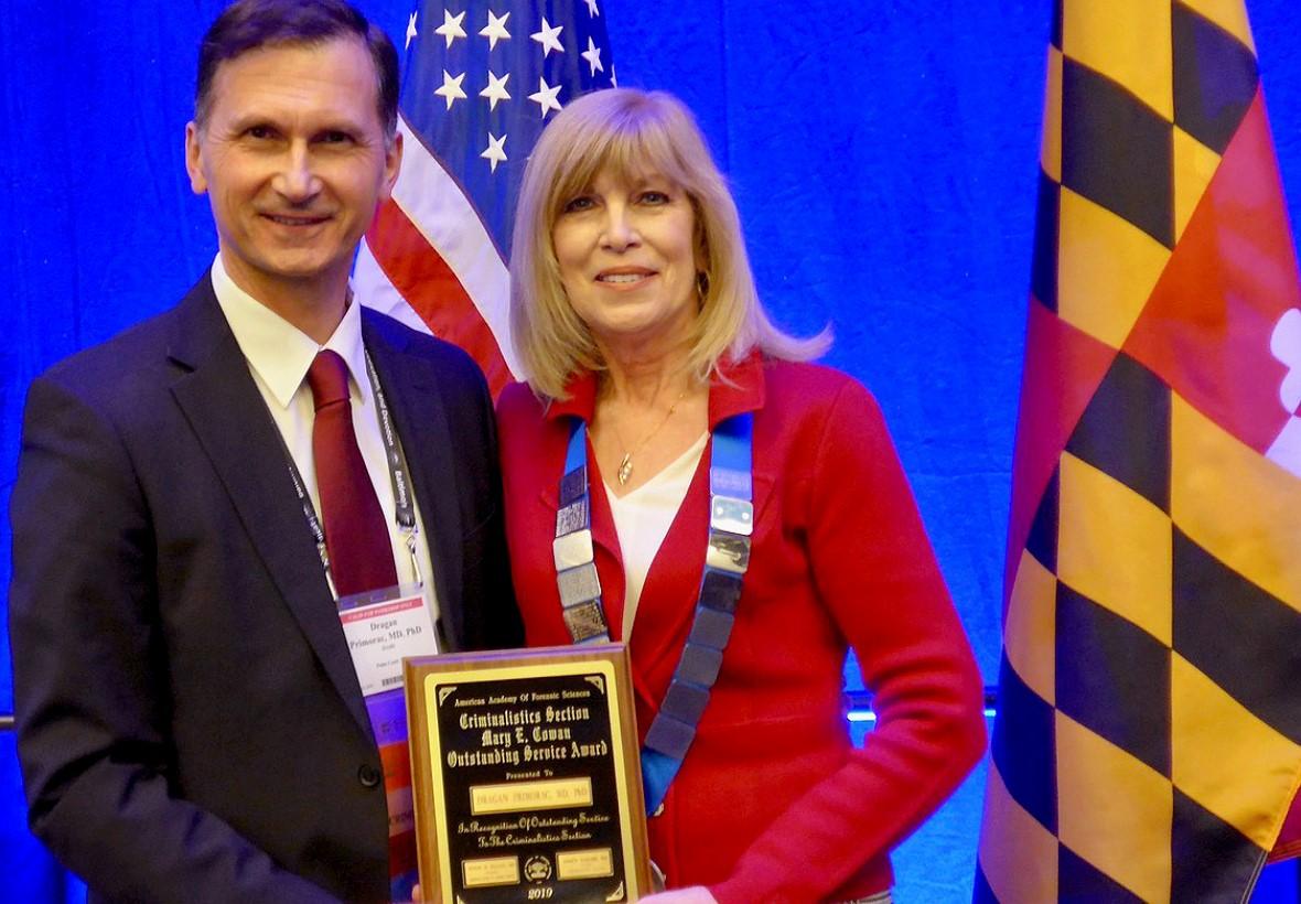 S predsjednicom Američke Akademije za forenzične znanosti tokom dodjele nagrade u Baltimoru - Avaz