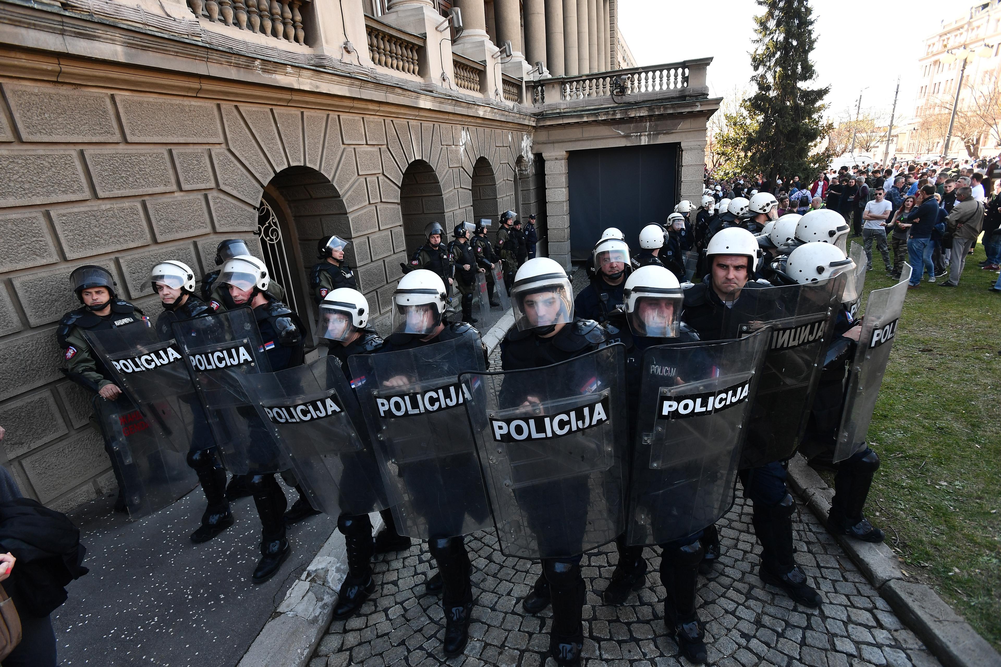 Demonstranti pred zgradom Predsjedništva u Beogradu - Avaz