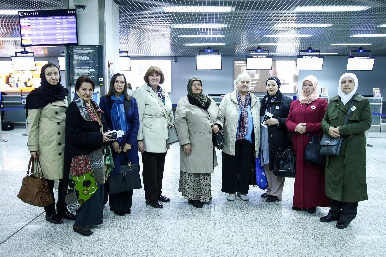 Predstavnice Udruženja "Majke Srebrenice" na  Sarajevskom aerodromu - Avaz
