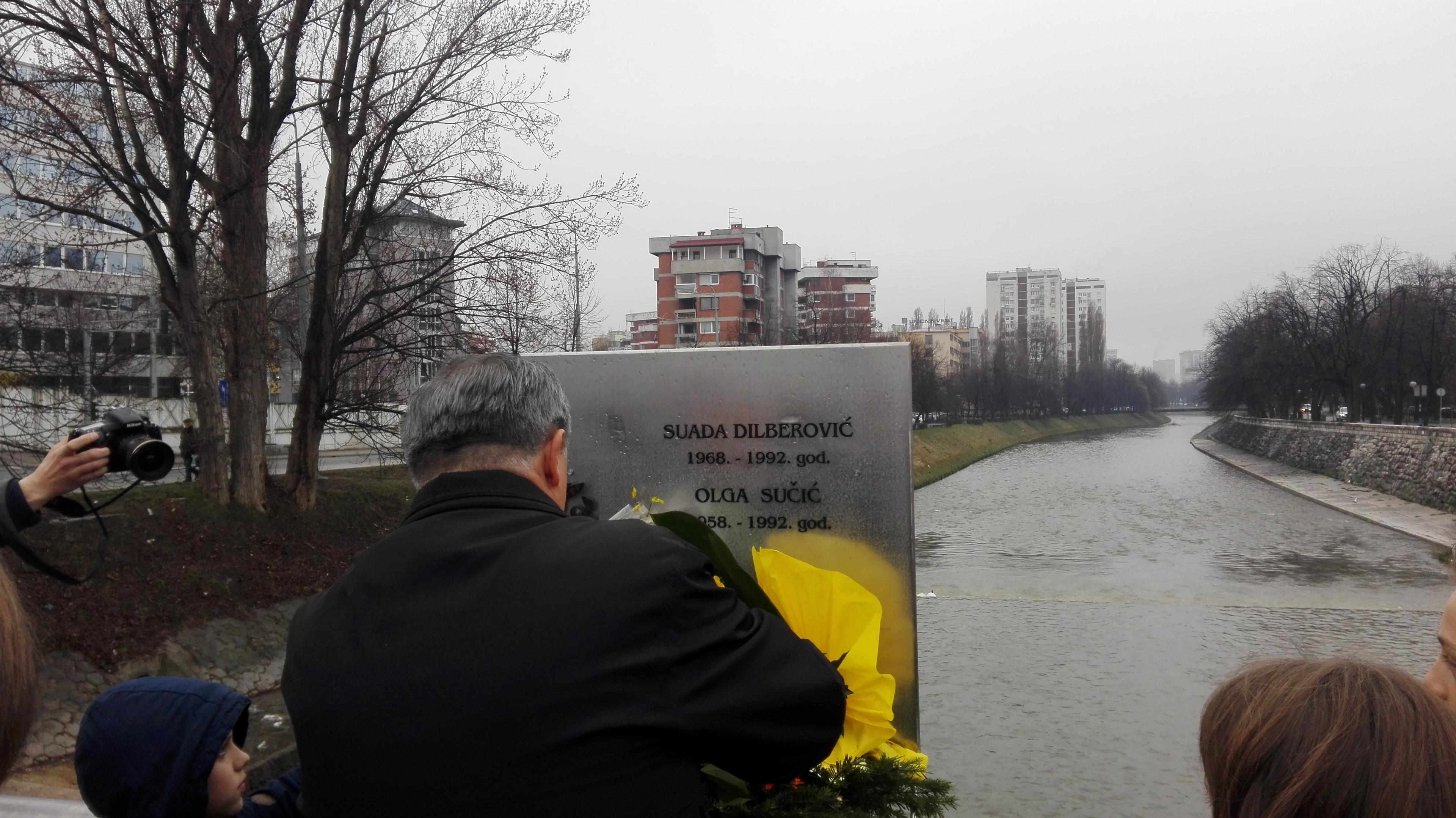 Polaganje cvijeća na spomen-obilježje na Mostu Suade Dilberović i Olge Sučić - Avaz