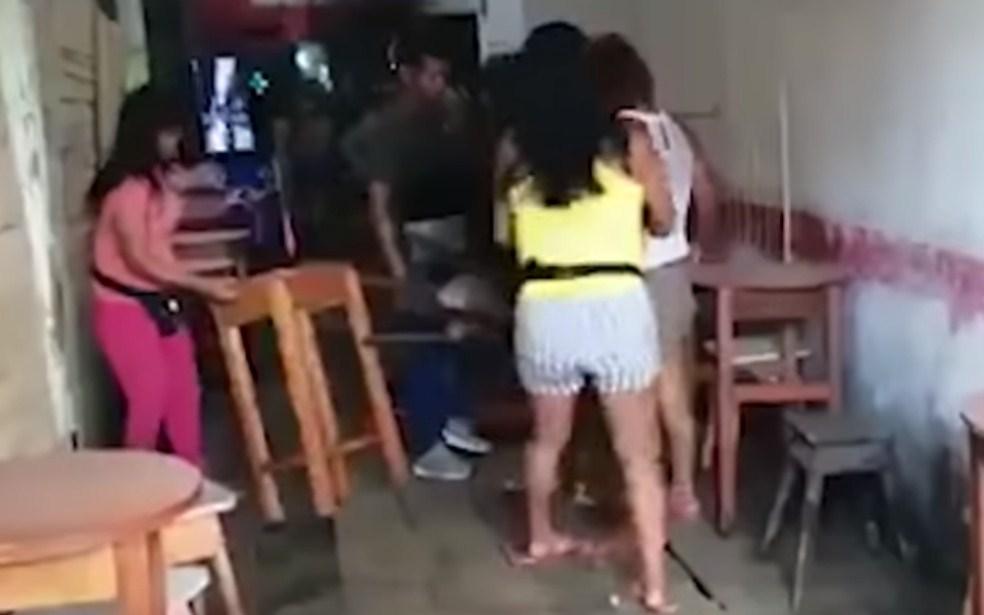 Uhvatila muža kako pije s drugim ženama pa ga isprebijala stolicom