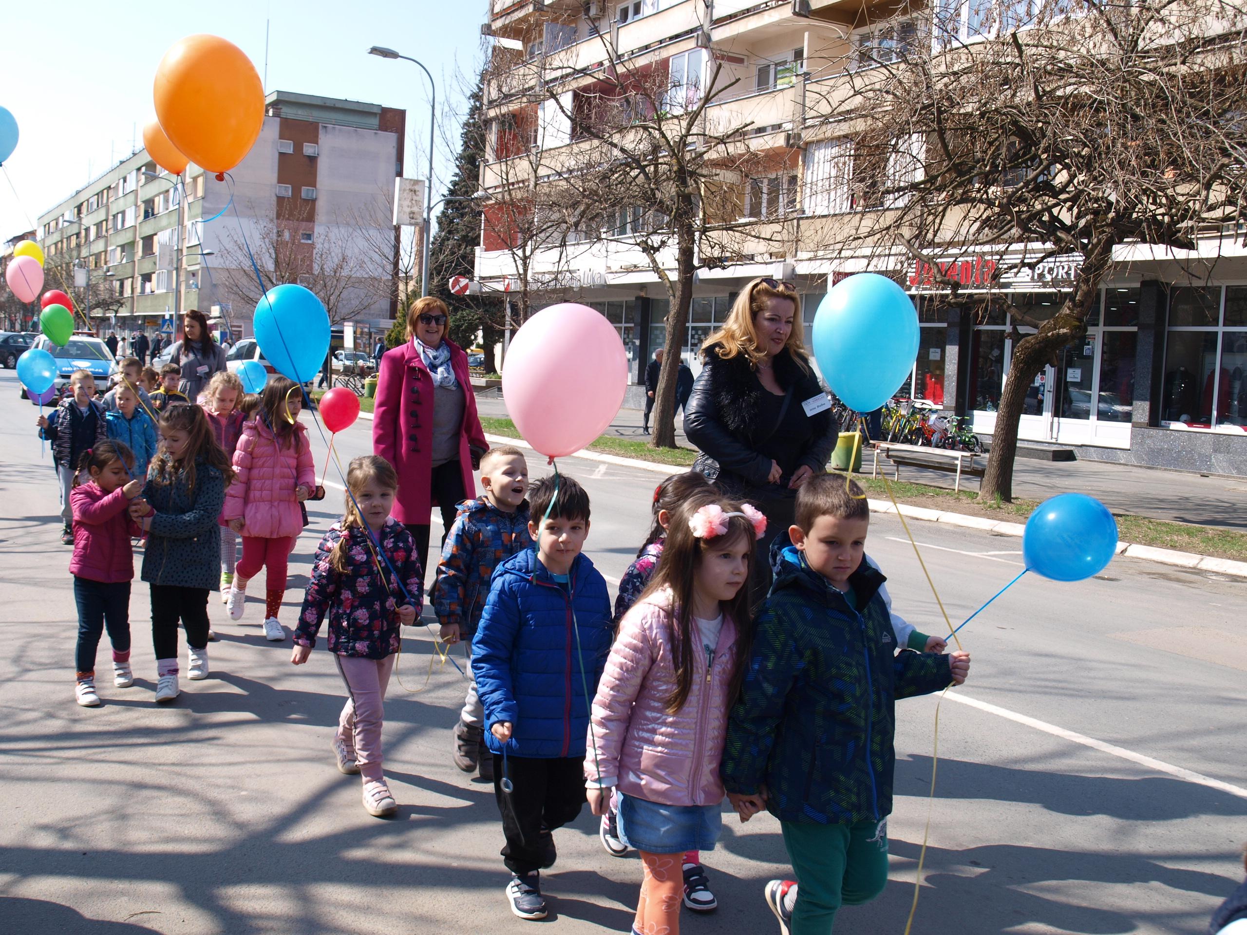 Bosanska Gradiška: Organizirana šetnja mališana - Avaz