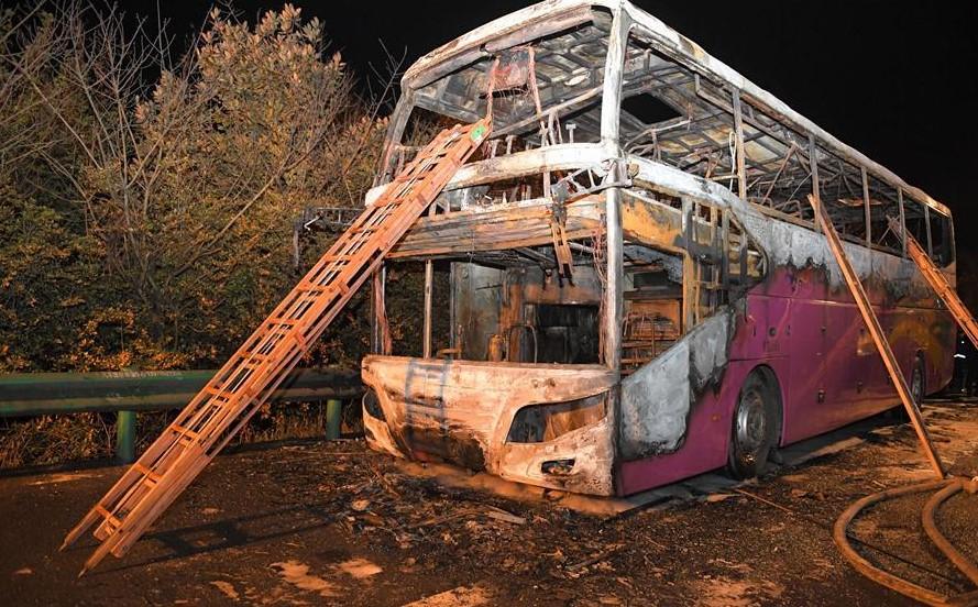 U požaru u turističkom autobusu poginulo 26 osoba, a 28 povrijeđeno