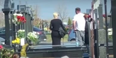 Jelena Karleuša obišla jutros grob svoje majke: Dok je sklanjala osušeno cvijeće, pojavio se on