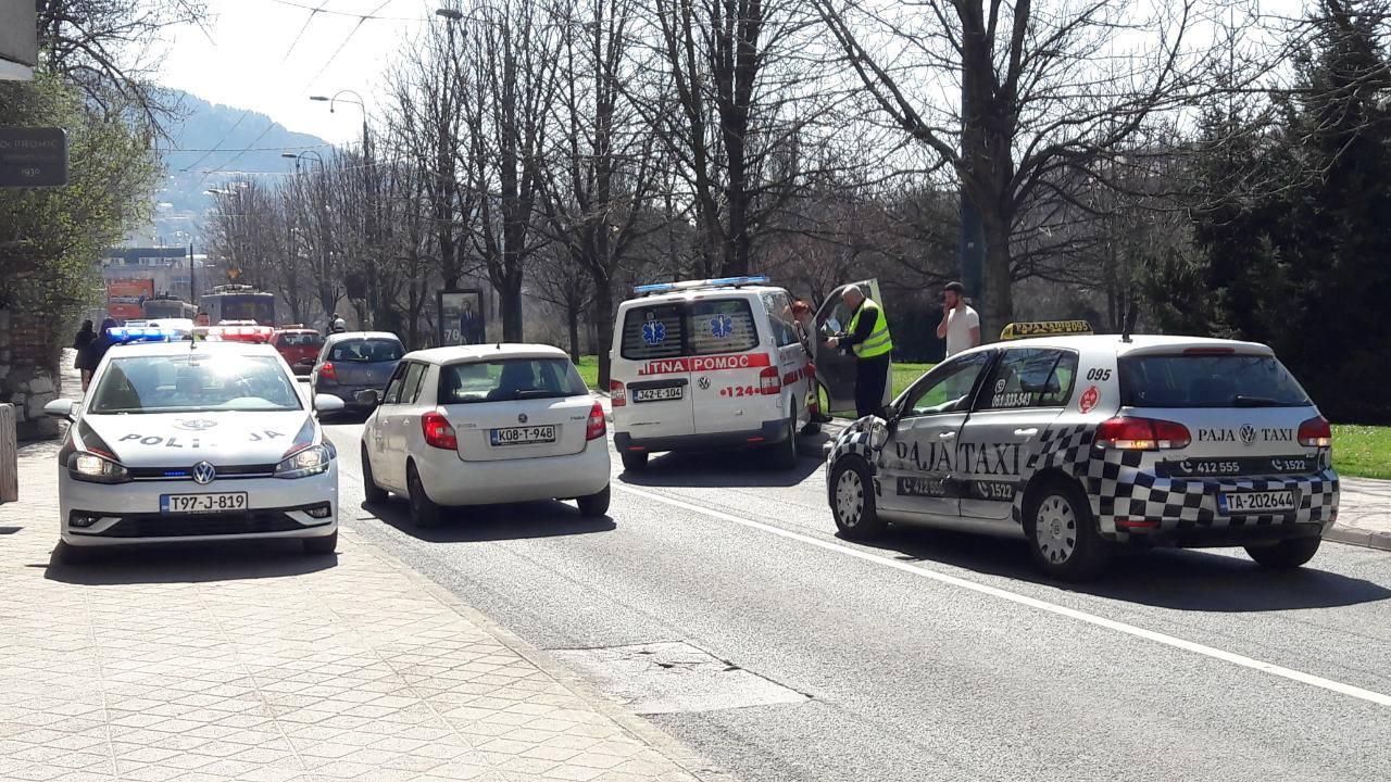 Sudar kombija i taksi vozila u Sarajevu, jedna osoba povrijeđena