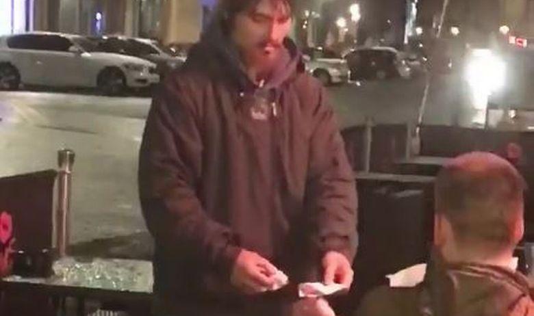Beskućnik tražio novac pa dobio karticu i pin