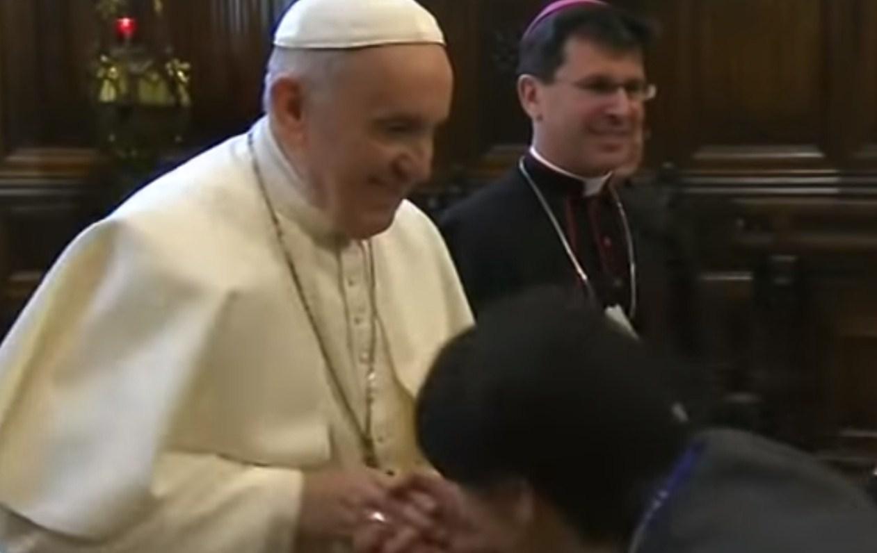 Papa izmiče ruku pred vjernicima, ne želi da mu poljube prsten