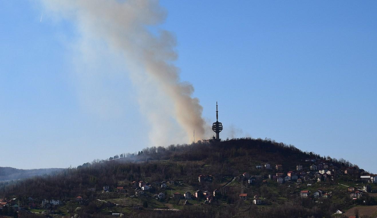 Požar vidljiv i iz centra grada - Avaz
