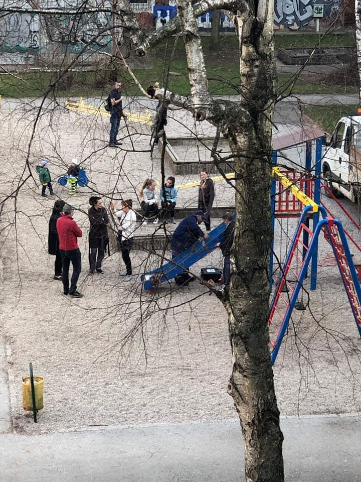 Uplašeni roditelji u parku u kojem se dogodio nesretni slučaj - Avaz