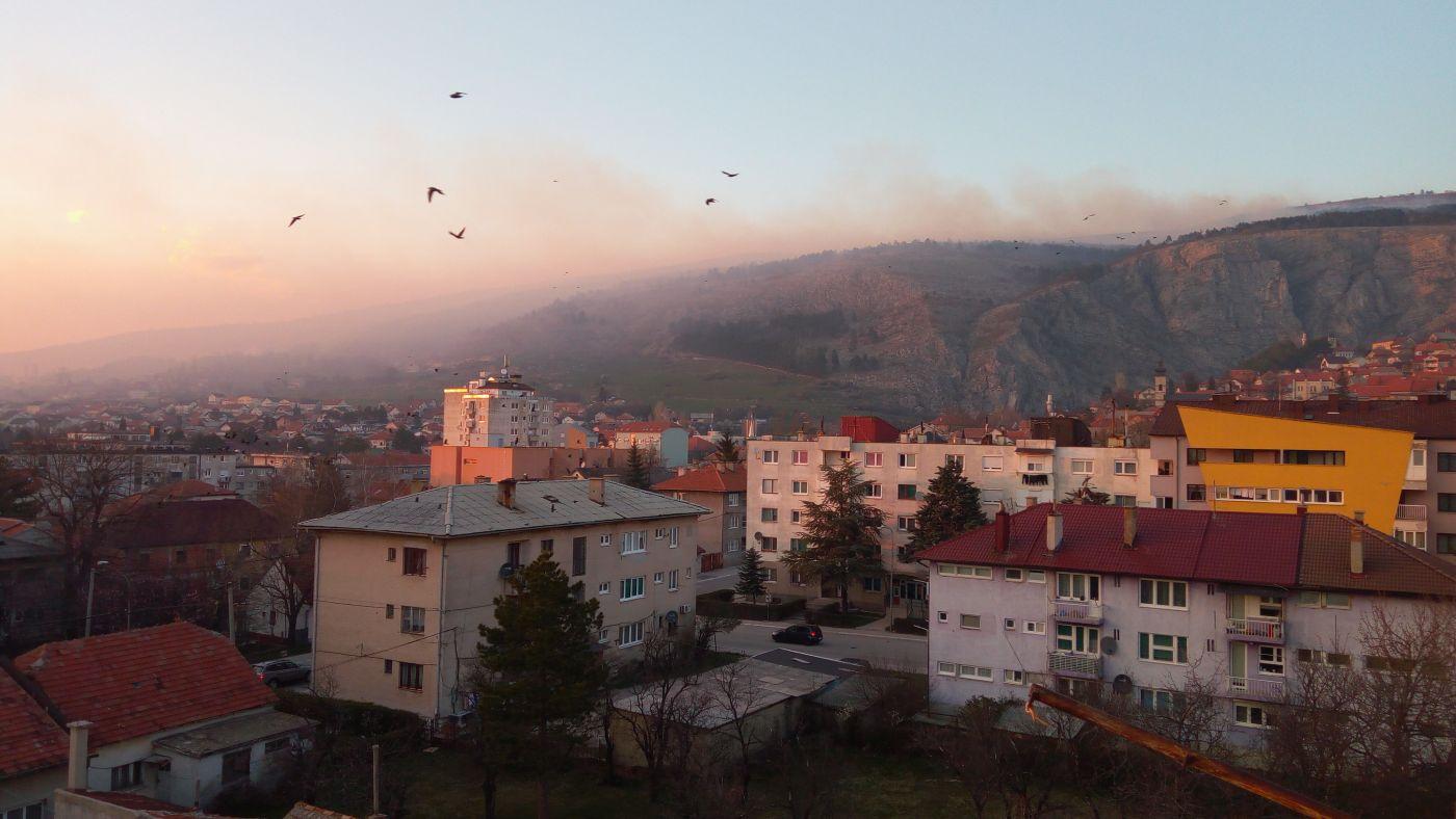 Požar iznad Livna niko ne gasi, vatra se približila šumi i gradu