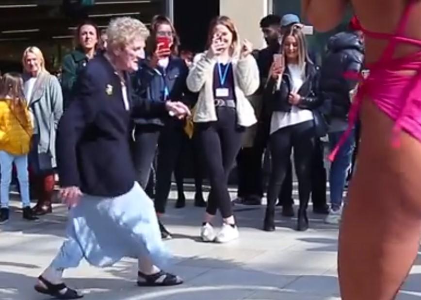 Pogledajte snimak starice koja je zaplesala nasred ulice i oduševila sve