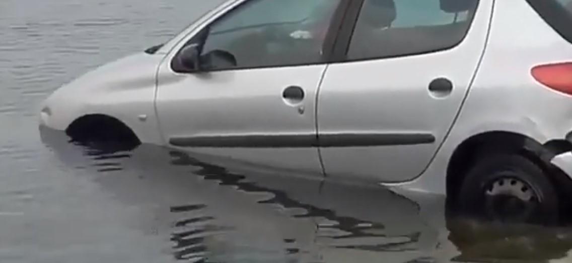 Parkirala automobil pa sjela u kafić: U sljedećem trenutku vozilo završilo u Ohridskom jezeru