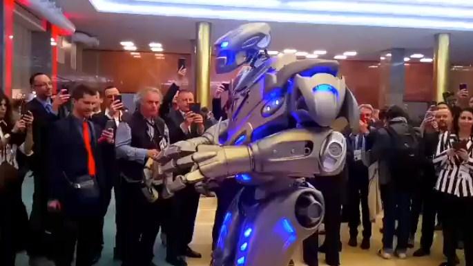 Robot zaplesao planetarni hit na otvaranju samita u Beogradu, posvađao se s voditeljem i ostavio publiku u čudu
