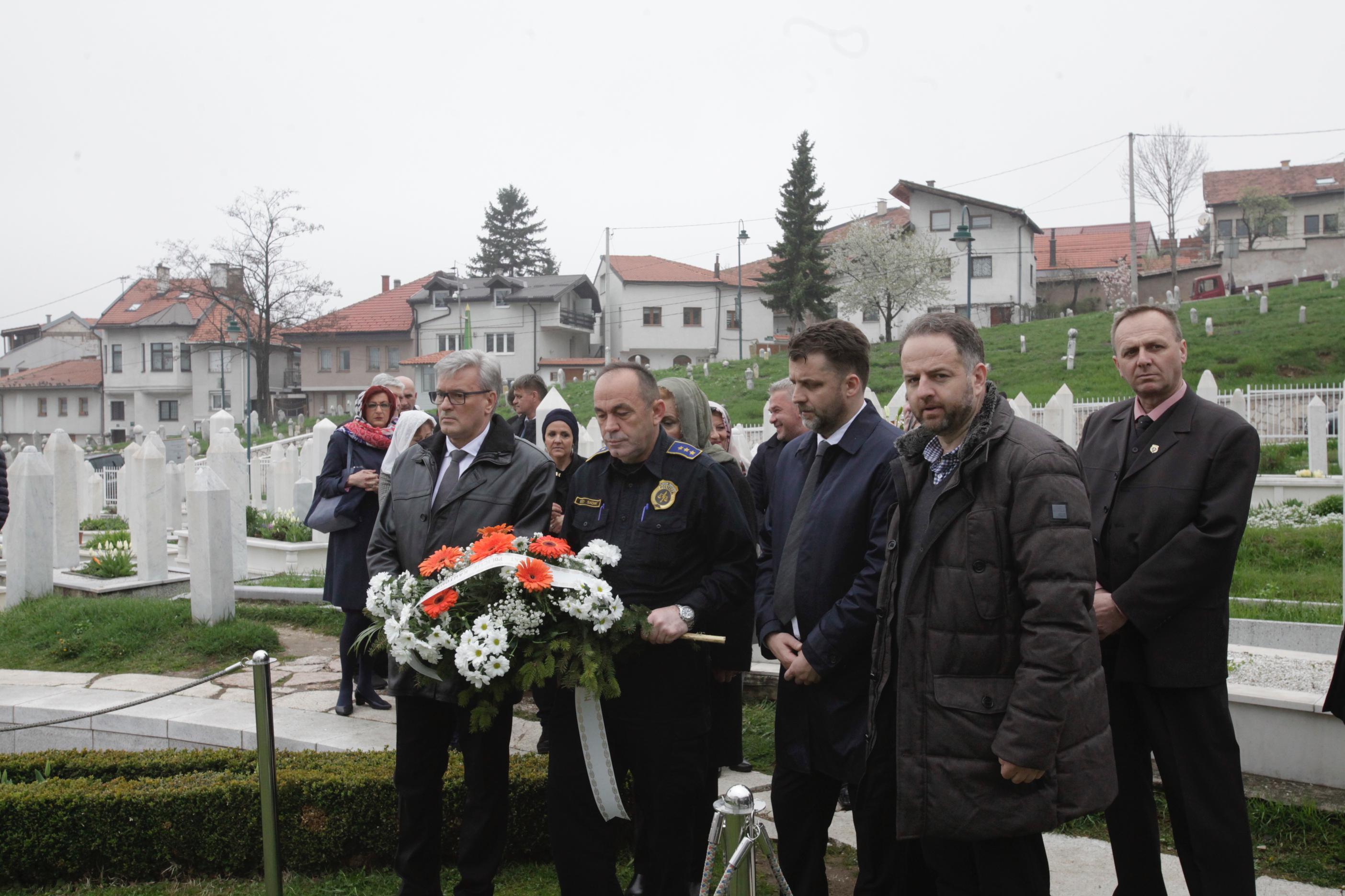Delegacije položile cvijeće na mezarju Kovači - Avaz