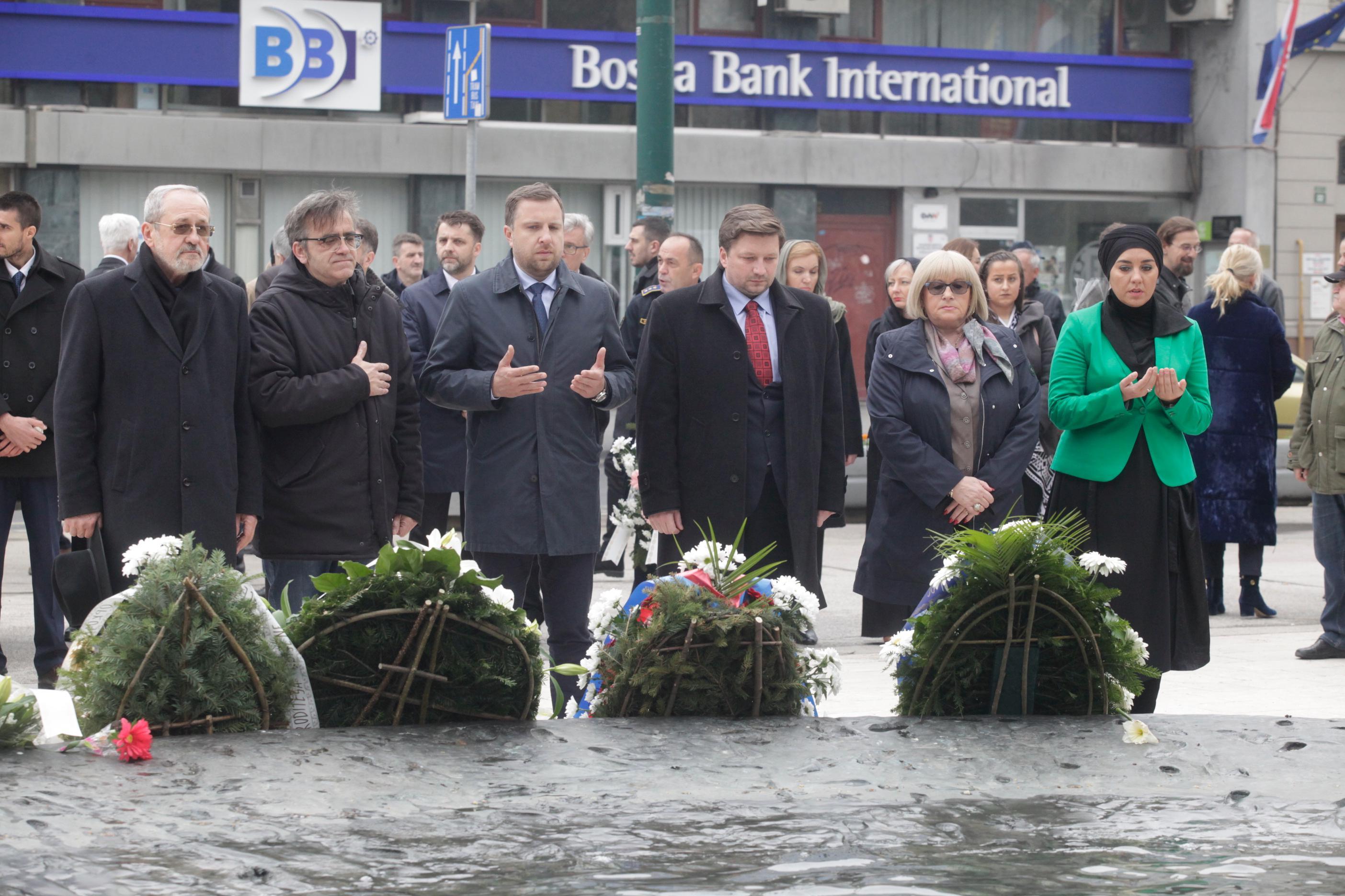 Položeno cvijeće kod Spomenika ubijenoj djeci Sarajeva - Avaz