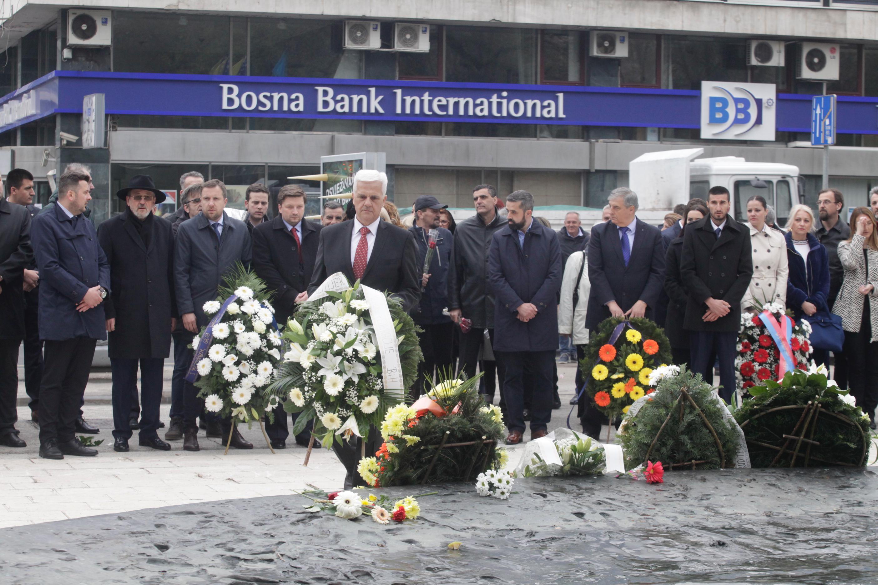 Položeno cvijeće kod Spomenika ubijenoj djeci Sarajeva - Avaz