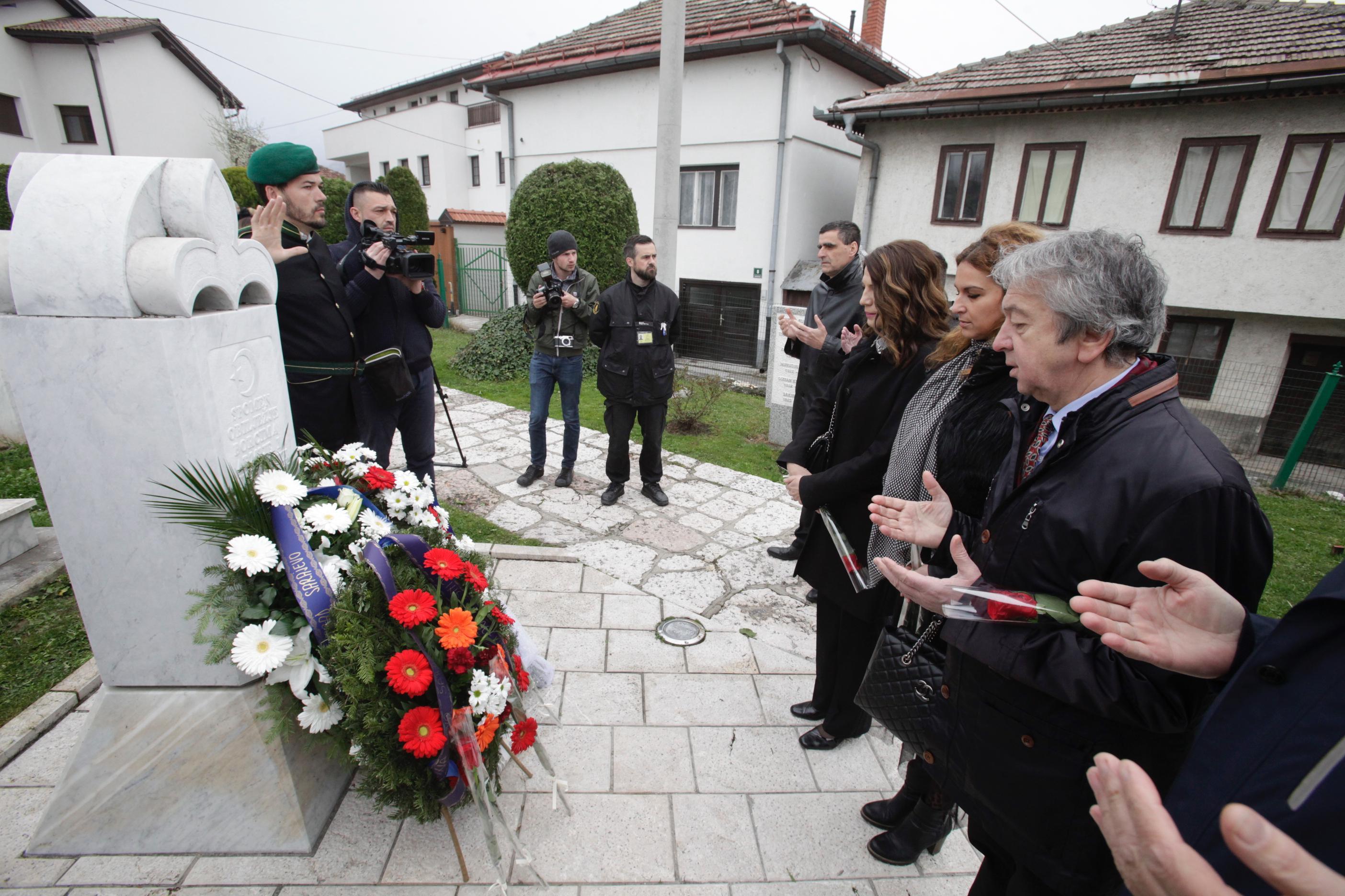 Delegacije položile cvijeće na mezarju Kovači - Avaz