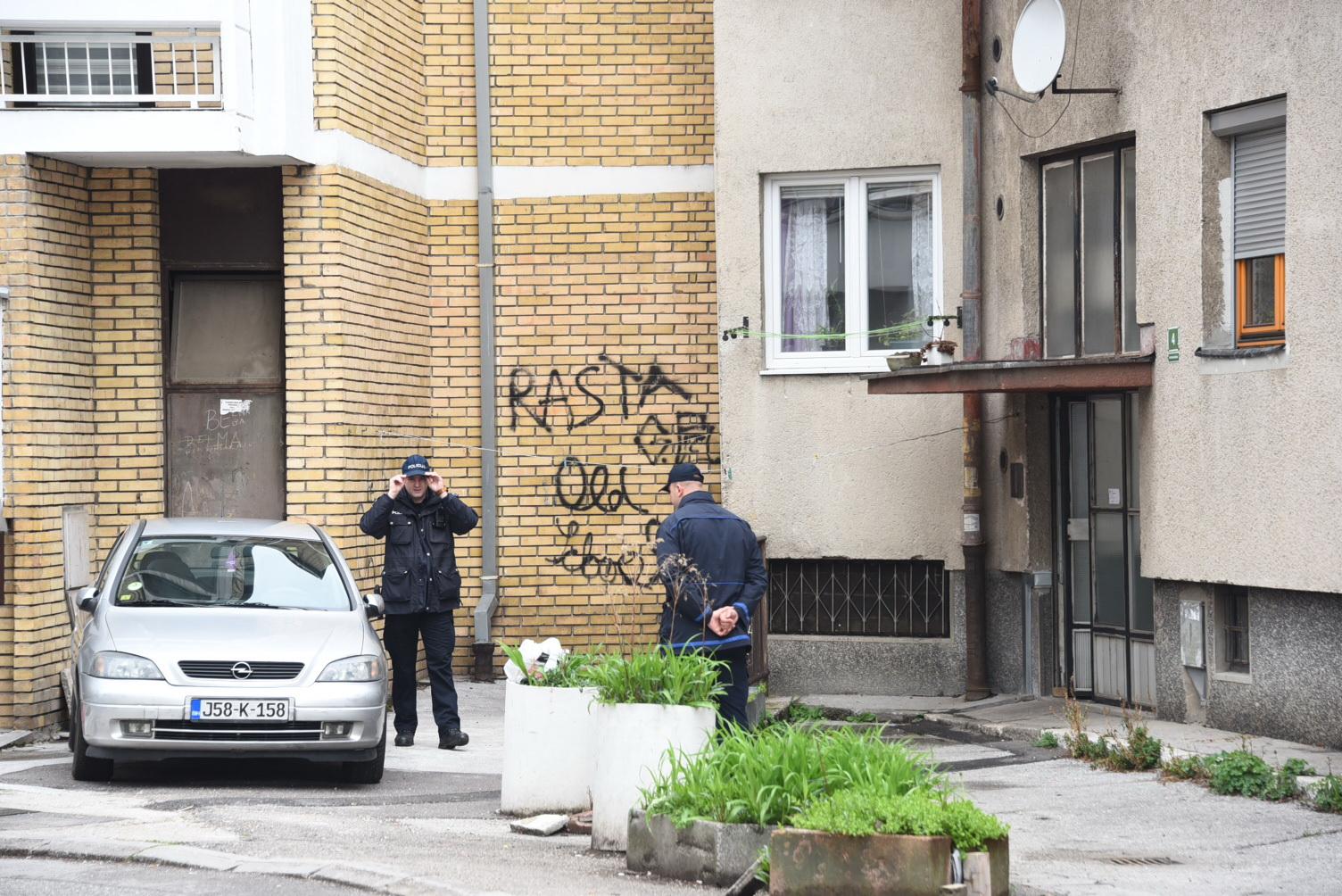 Koševsko Brdo: Policajci ispred zgrade - Avaz