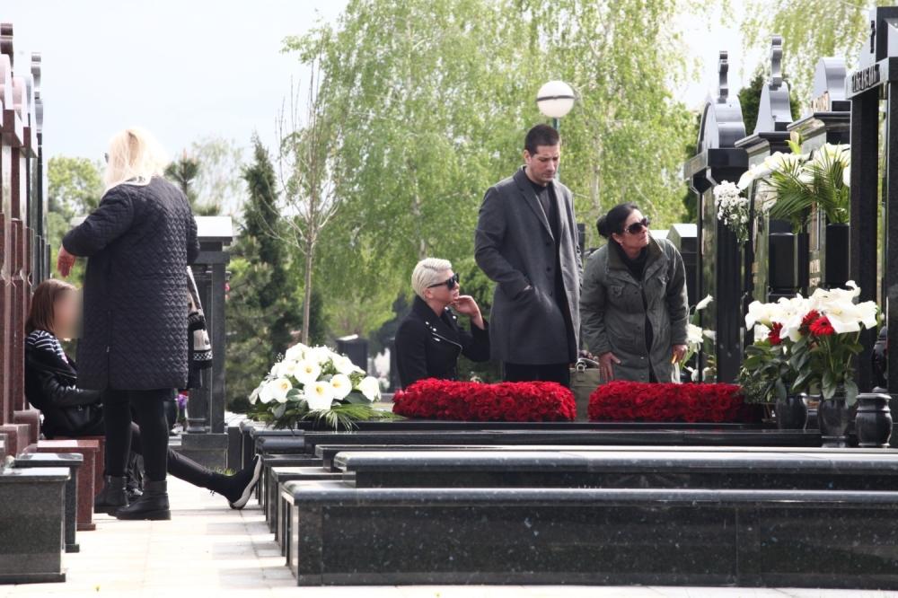 Jelena Karleuša sjedi na grobu majke - Avaz