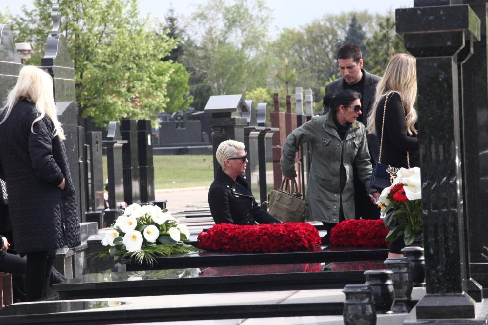Jelena Karleuša sjedi na grobu majke - Avaz