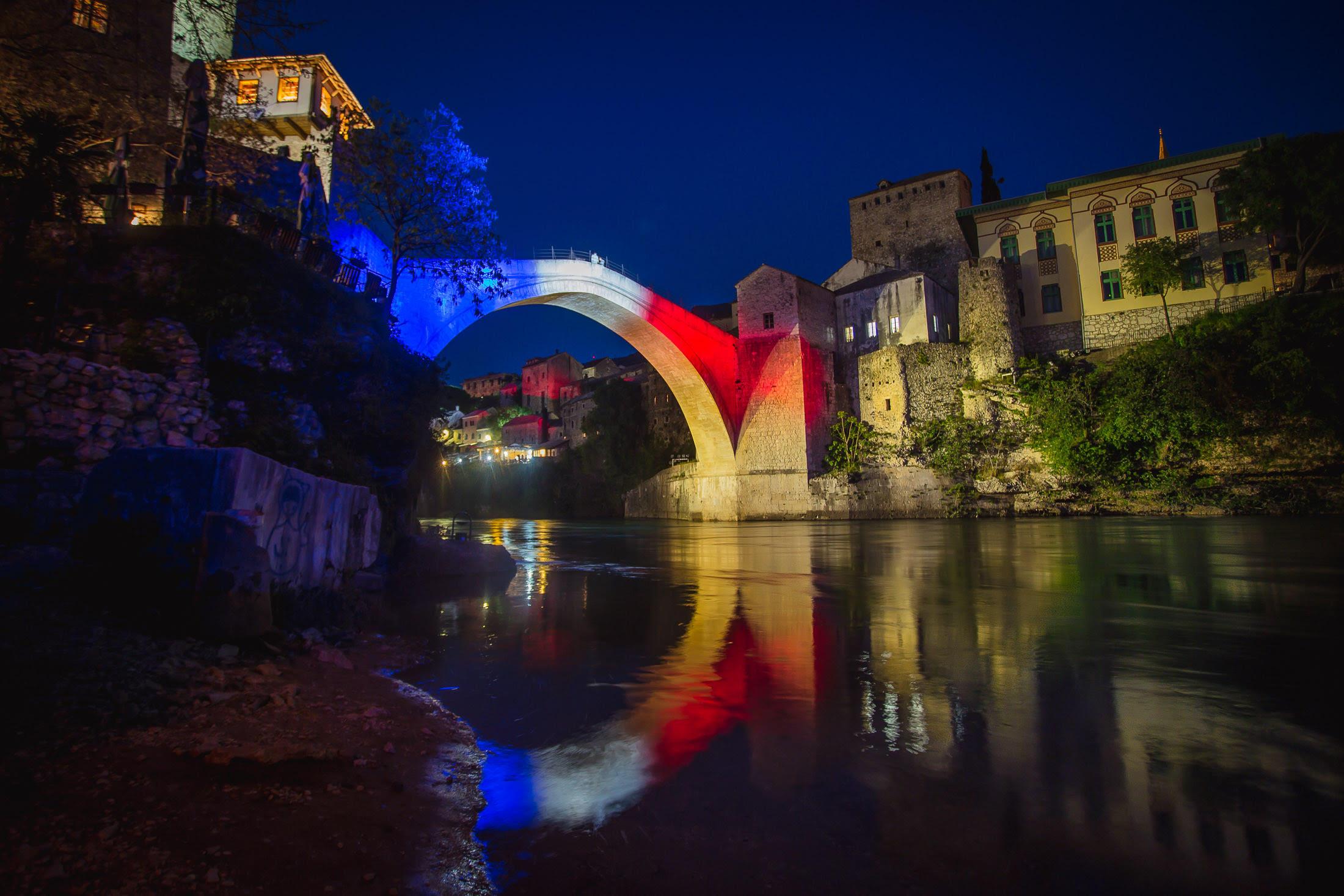 Stari most u Mostaru osvijetljen bojama francuske zastave