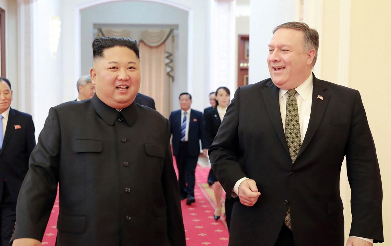 Kim Jong-un i Majk Pompeo - Avaz