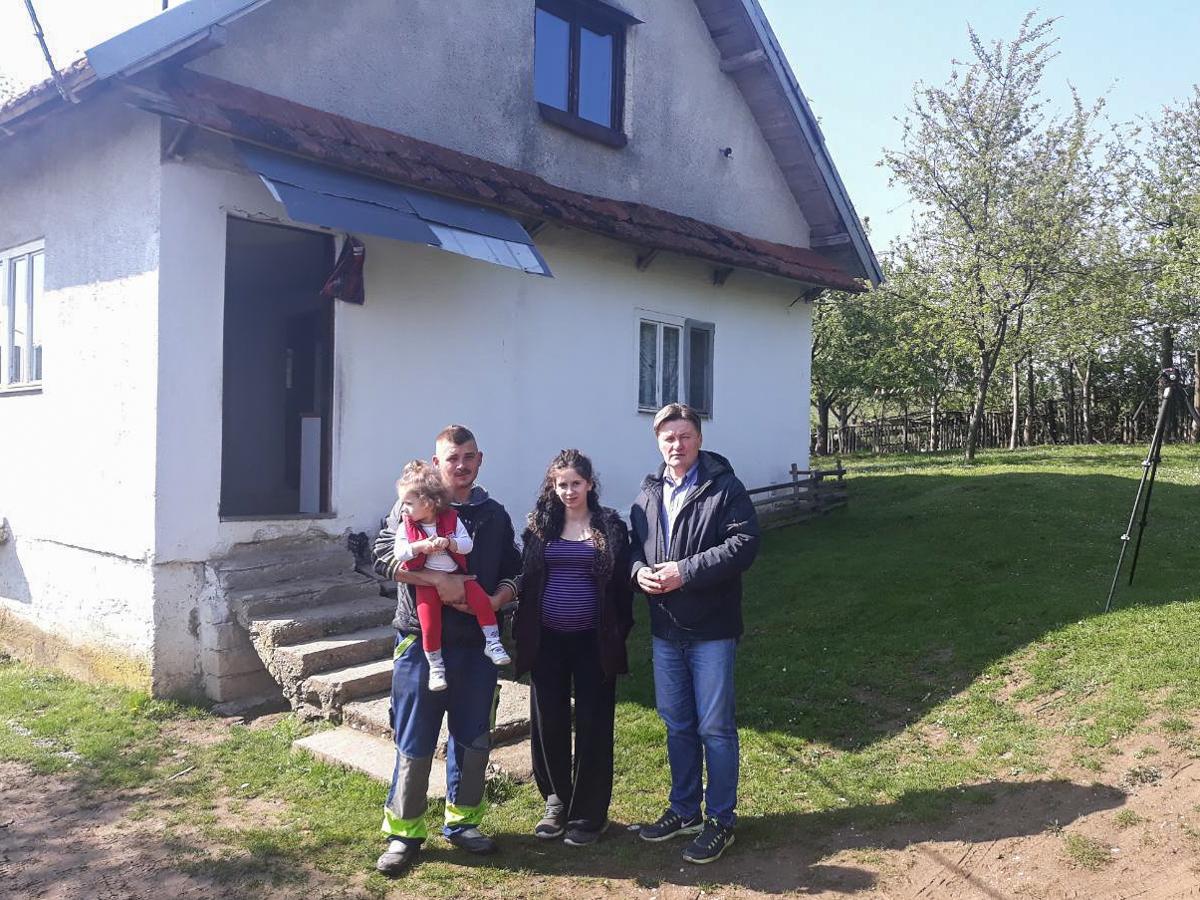 Porodica Kaurin sa župnikom Vidovićem ispred kuće: Ostaju živjeti na selu - Avaz